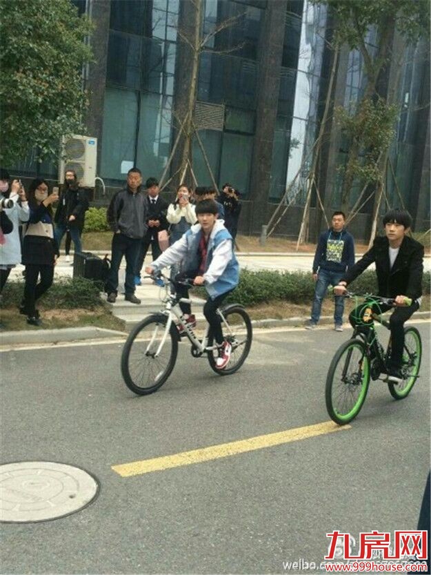 TFBOYS现身观音山拍戏 骑自行车引发粉丝尖叫——九房网