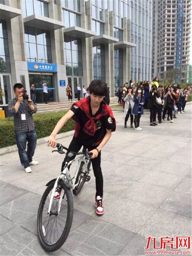 TFBOYS现身观音山拍戏 骑自行车引发粉丝尖叫——九房网