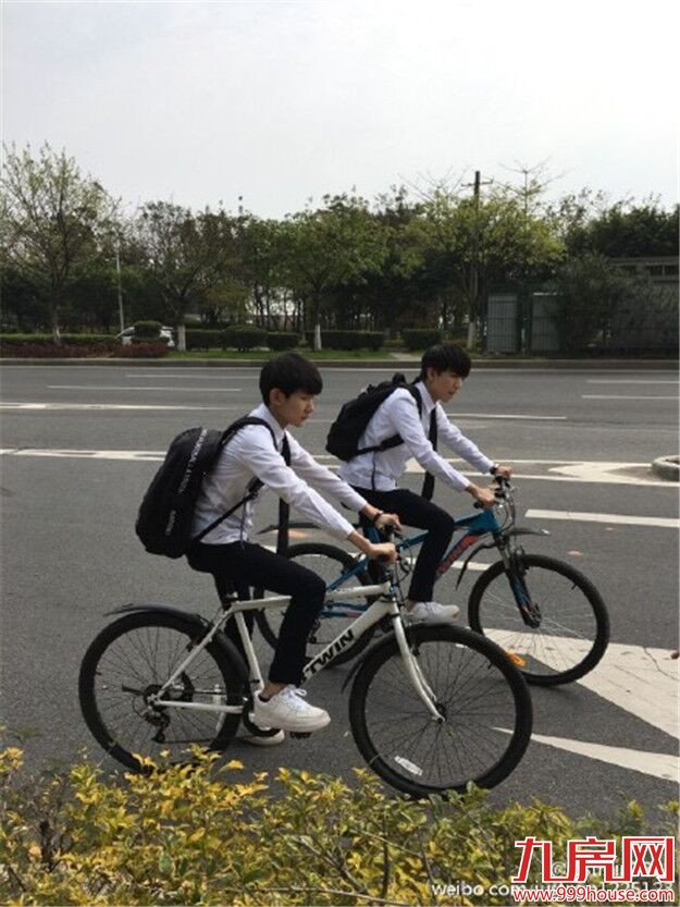 TFBOYS现身观音山拍戏 骑自行车引发粉丝尖叫——九房网
