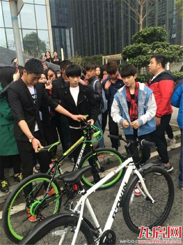 TFBOYS现身观音山拍戏 骑自行车引发粉丝尖叫——九房网