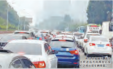 海沧大桥红绿灯启用一周 早高峰每小时五千辆车——九房网