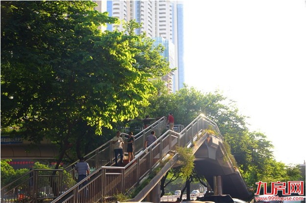 因地铁施工 滨北建业路口天桥将拆除——九房网 因地铁施工 滨北建业路口天桥将拆除——九房网