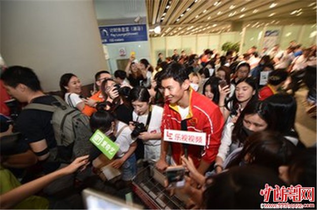 老公回国了，粉丝那叫一个多 …——九房网