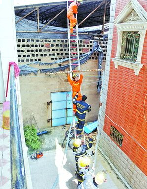 厦门各级消防官兵3天出动156次：清理高空悬挂物139处 排水排涝12起——九房网