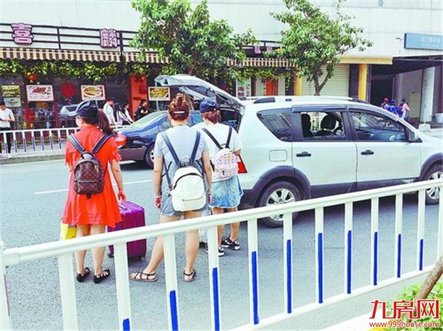 厦门全新设置"繁忙路段'启动第一天：不少车"踩"着禁停标线停——九房网