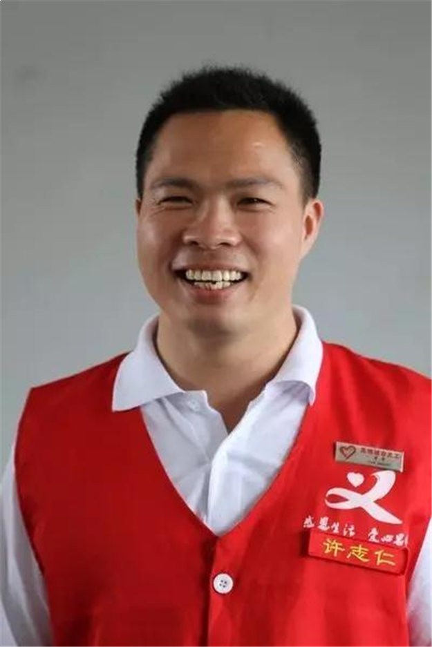 全国最美的父亲居然在厦门 没想到他是这样一个人!——九房网 全国最美的父亲居然在厦门 没想到他是这样一个人!——九房网