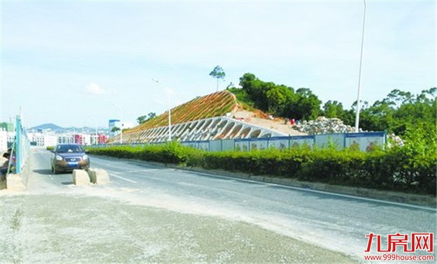 海沧区海新路突发地面坍塌 三轮车连人一起掉进大坑——九房网