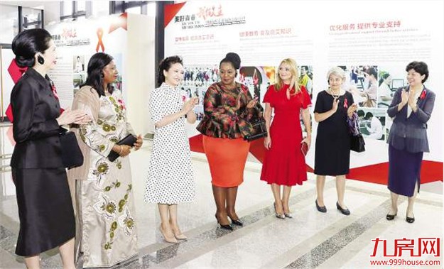 彭丽媛同外方团长夫人走进厦大 签名祝福青年一代——九房网 彭丽媛同外方团长夫人走进厦大 签名祝福青年一代——九房网