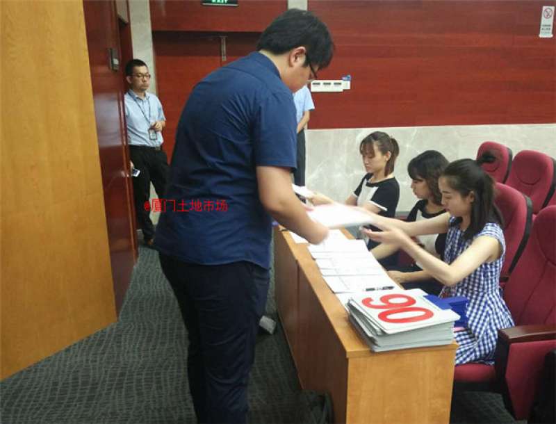 正在直播|“金砖”后厦门土拍首秀来袭！一天连拍7幅地,楼面价能否创新高？——九房网