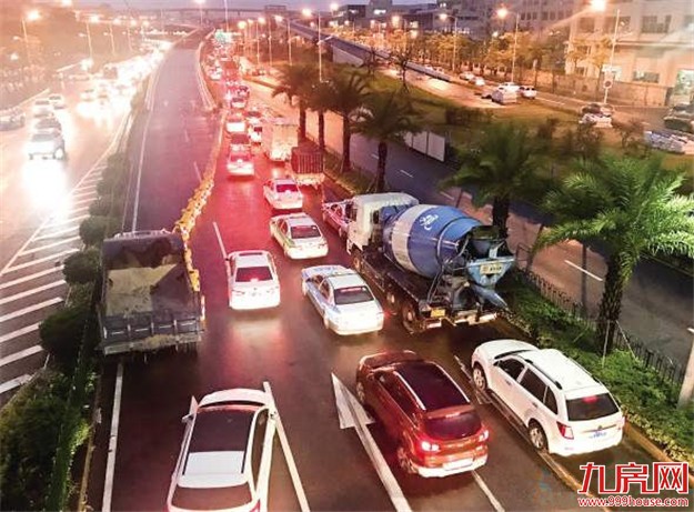 海沧隧道本岛端接线围挡首日:封闭匝道旁形成易堵点——九房网