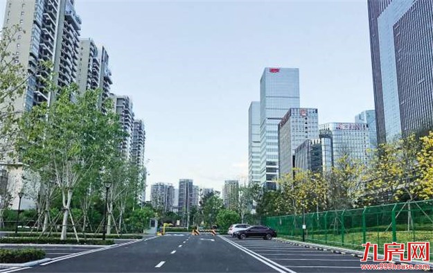 会展北侧新开临时停车场 可提供162个车位——九房网