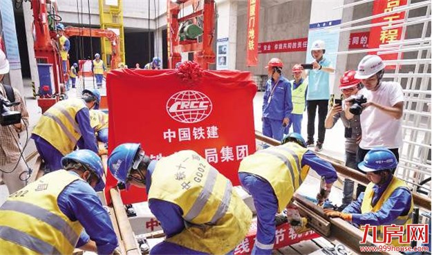 地铁2号线昨日开始铺轨 力争明年6月底实现轨通——九房网 地铁2号线昨日开始铺轨 力争明年6月底实现轨通——九房网