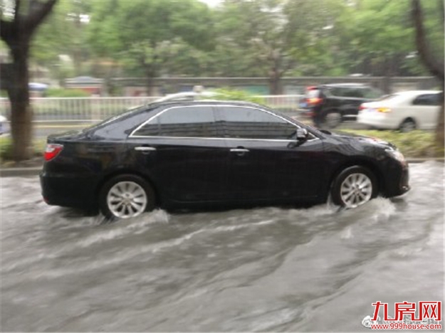 狂风暴雨+电闪雷鸣！刚刚，超级暴雨袭城！厦门沦陷，段子手又high了！——九房网