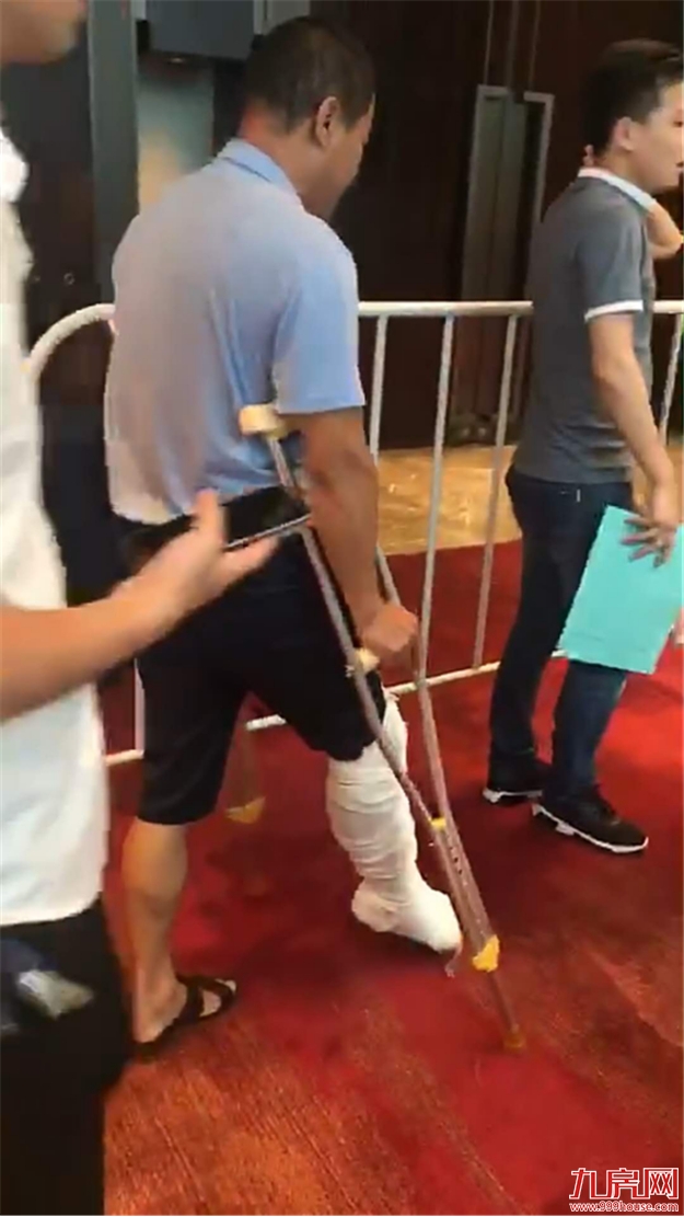 2000人到场！拄着拐杖买房！刚刚，环厦某纯新盘开盘，现场燃爆了！——九房网