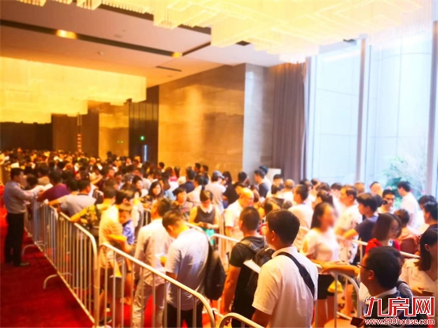 2000人到场！拄着拐杖买房！刚刚，环厦某纯新盘开盘，现场燃爆了！——九房网