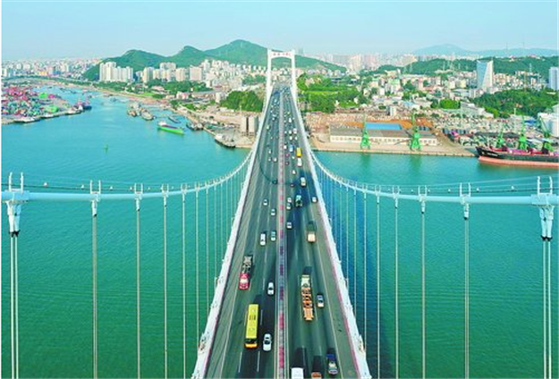 海沧大桥1999年建成通车，成为连接岛内外的重要交通枢纽——九房网