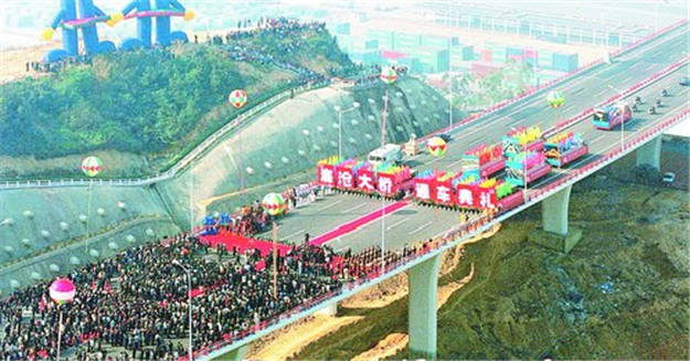 海沧大桥1999年建成通车，成为连接岛内外的重要交通枢纽——九房网