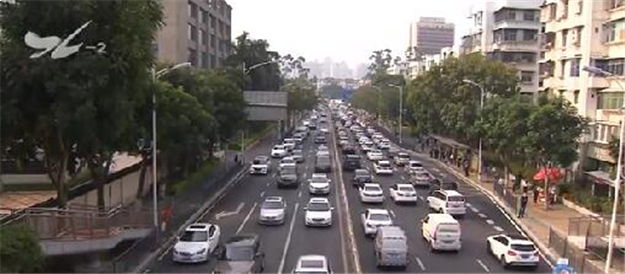 湖滨中路体育路路口左转车道禁止掉头 市民有建议——九房网 湖滨中路体育路路口左转车道禁止掉头 市民有建议——九房网