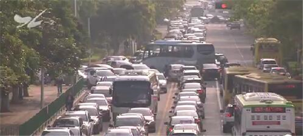 湖滨中路体育路路口左转车道禁止掉头 市民有建议——九房网 湖滨中路体育路路口左转车道禁止掉头 市民有建议——九房网