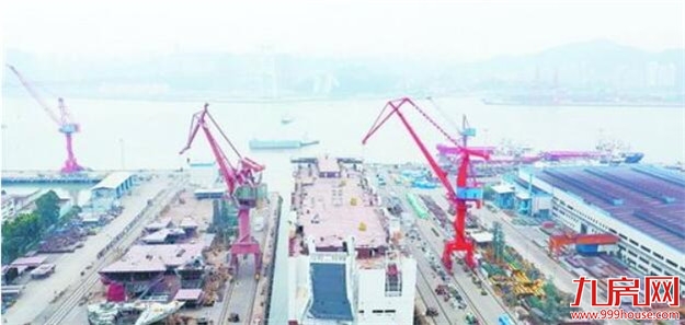 厦船重工承制的全球最大LNG汽车滚装船首制船顺利出坞——九房网