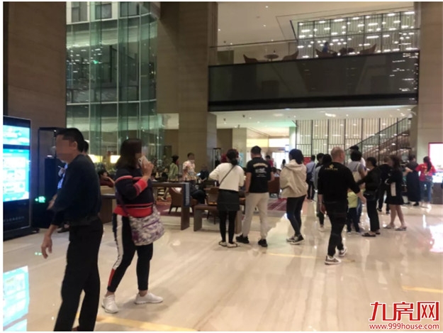 刚刚,岛内豪宅二期深夜抢开,现场抢房盛况曝光,购买力太强大了!——九房网 刚刚,岛内豪宅二期深夜抢开,现场抢房盛况曝光,购买力太强大了!——九房网