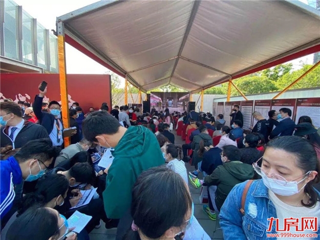 疯狂!排队刷卡!多盘爆卖!龙岩人正在报复性买房!——九房网 疯狂!排队刷卡!多盘爆卖!龙岩人正在报复性买房!——九房网