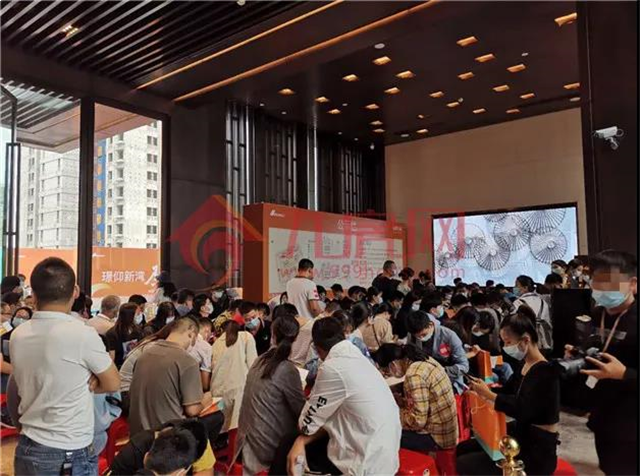 连夜排队!400人现场抢房!厦门再现火爆开盘!——九房网 连夜排队!400人现场抢房!厦门再现火爆开盘!——九房网
