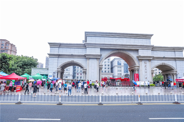 泉州高考场外的应援团:穿旗袍发加油包,为考生提供补给站——九房网 泉州高考场外的应援团:穿旗袍发加油包,为考生提供补给站——九房网