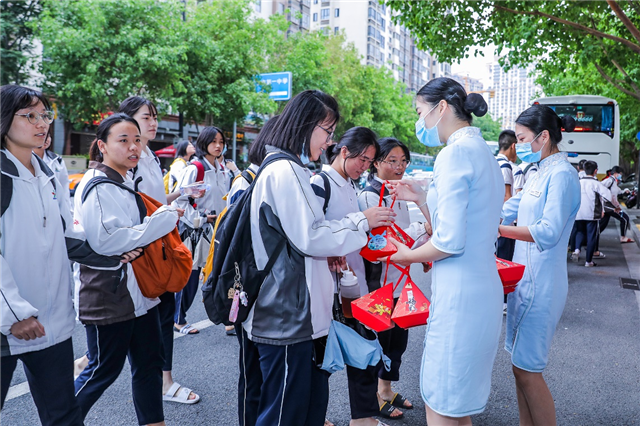 泉州高考场外的应援团:穿旗袍发加油包,为考生提供补给站——九房网 泉州高考场外的应援团:穿旗袍发加油包,为考生提供补给站——九房网