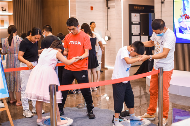 爸爸竟然成了“职业大粉”——九房网 爸爸竟然成了“职业大粉”——九房网