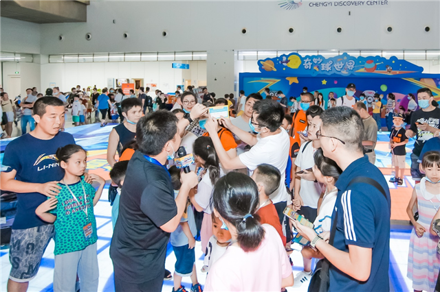 爸爸竟然成了“职业大粉”——九房网 爸爸竟然成了“职业大粉”——九房网