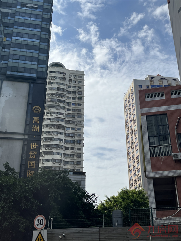 实探!房价连跌3个月!有房降6千/㎡!岛内这片区不香了?——九房网 实探!房价连跌3个月!有房降6千/㎡!岛内这片区不香了?——九房网